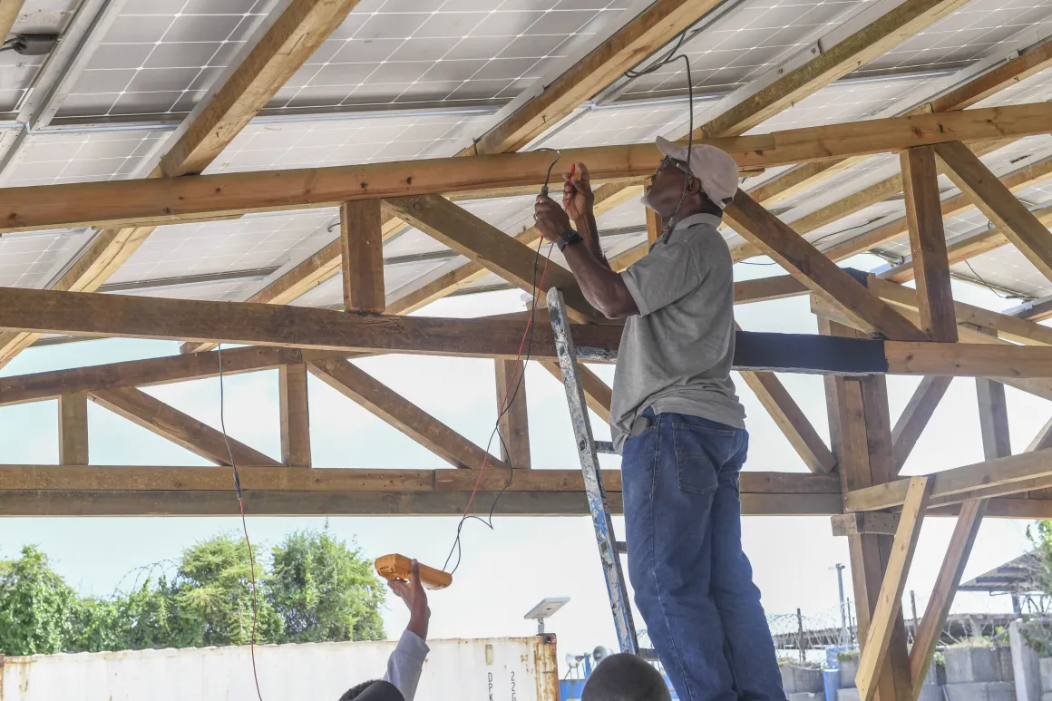 11._solar_farm_parking_building_it